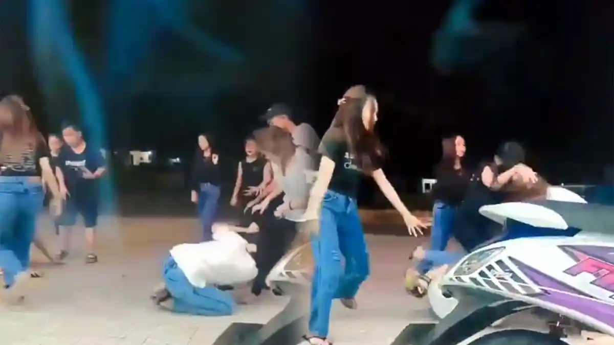 Viral! Video Wanita Saling Jambak di Depan Alfamart Gorontalo