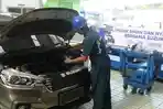 Mekanik-Suzuki-saat-mengecek-kondisi-kendaraan-milik-konsumen.jpg