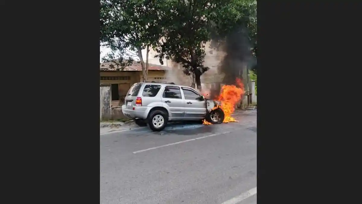 Mobil Terbakar saat Masuk Bengkel di Medan Sunggal, Diduga karena Korsleting Listrik