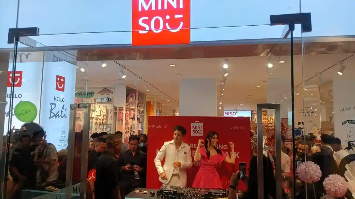 Randy Martin dan DJ Una Meriahkan Grand Reopening Miniso Beachwalk Bali