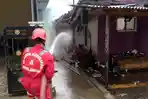 Personil-Pos-Damkar-Majenang-saat-memadamkan-api-di-rumah-Hadi-warga.jpg