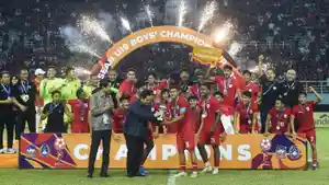 JUARA-Ketua-Umum-PSSI-Erick-Tohir-menyerahka.jpg