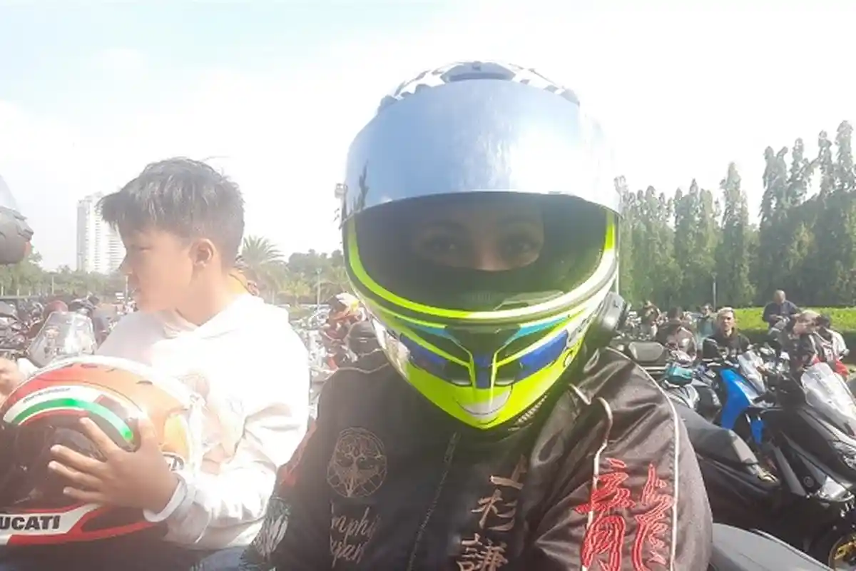 Tidak Mau Kalah, Emak-emak dari Jakarta Utara Ikut Konvoi Parade MotoGP Sambil Bawa Anak