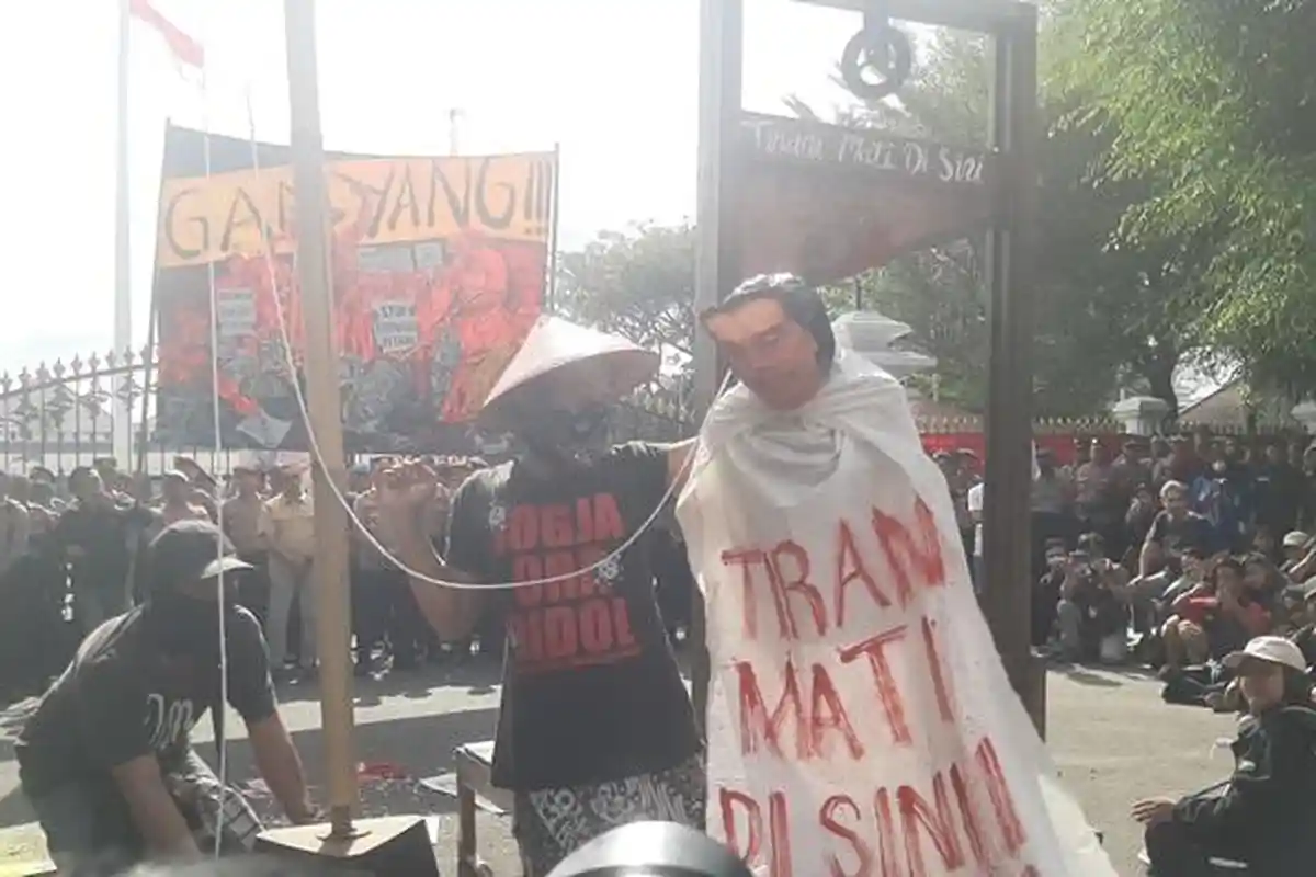 Massa Aksi Jogja Memanggil Gantung Manekin Bertopeng Jokowi di Depan Istana Gedung Agung Yogyakarta