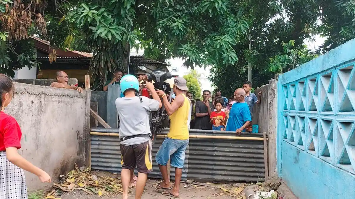 Aksi Tandingan Tutup Jalan Antara Caleg dan Warga di Sikka