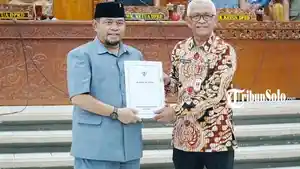 Pj-Sekda-Klaten-Jaka-Purwanto-kanan-menyerahkan-dokumen-Dua-Raperda.jpg