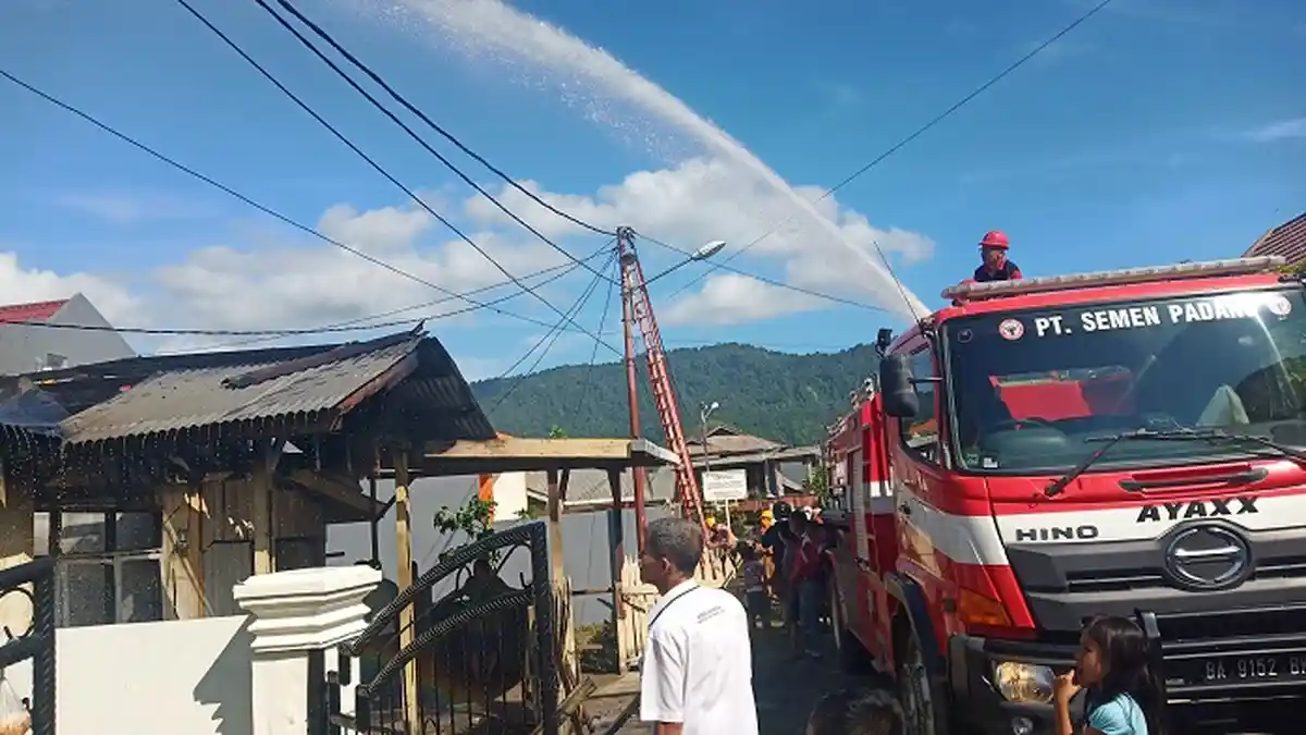 6 Unit Mobil Damkar Diturunkan untuk Padamkan 1 Rumah yang Terbakar di Bandar Buat Padang