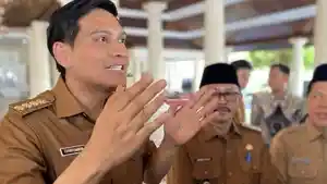 Bupati-Indramayu-Lucky-Hakim-saat-memberikan-keterangan-kepada-wartawan.jpg