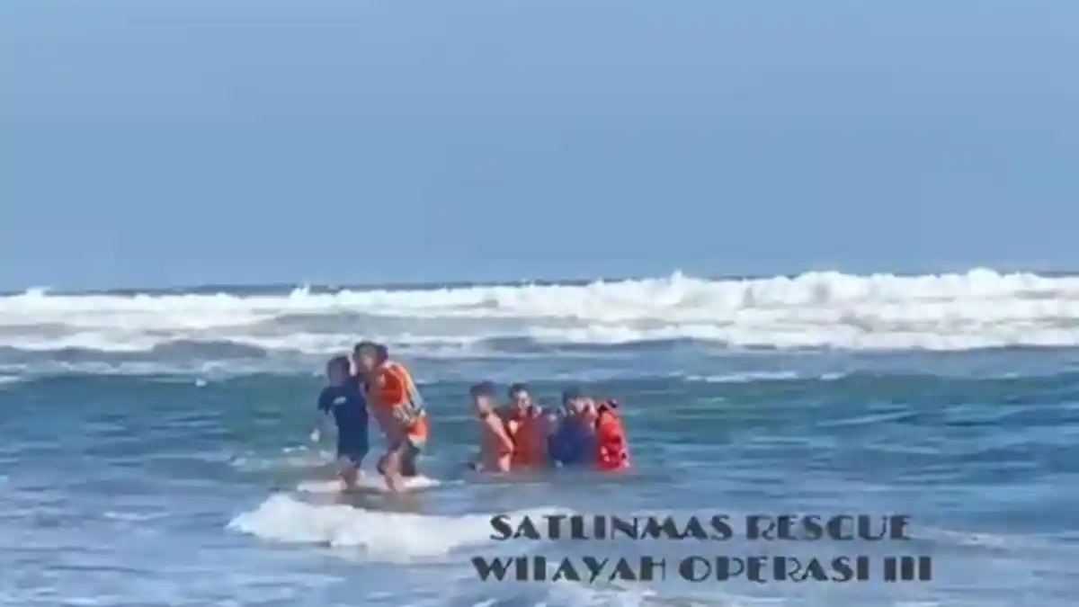 Dua Wisatawan Asal Sleman Terseret Ombak di Pantai Parangtritis Bantul