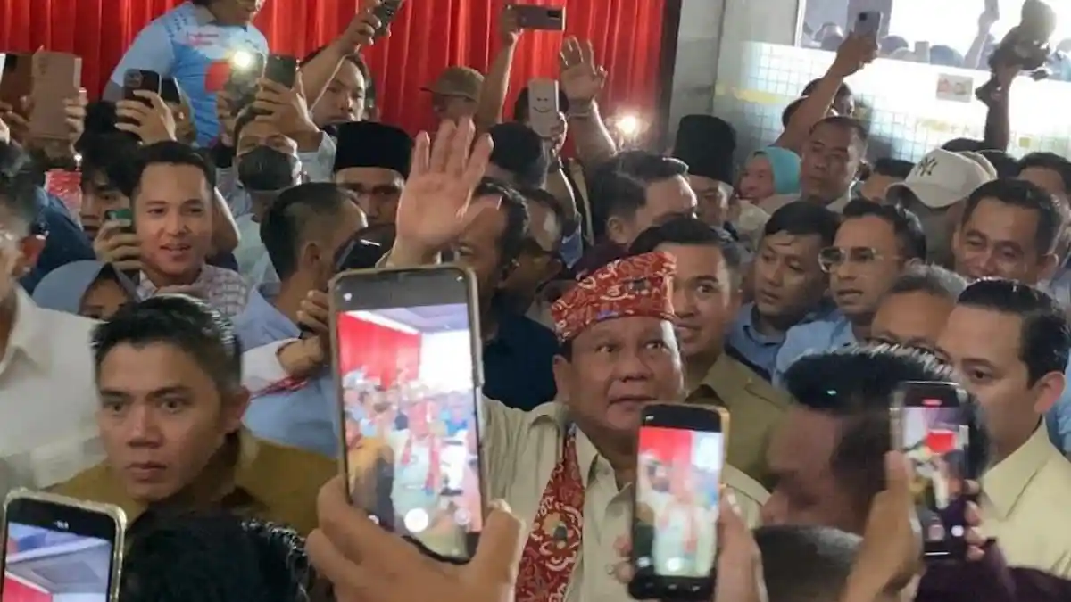 Prabowo Ditemani Raffi Ahmad Temui Ribuan Relawan di Bengkulu