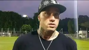 Radja-Nainggolan-saat-diwawancarai-usia-jalani-latihan-di-Lapangan-B-GBK-Senayan.jpg