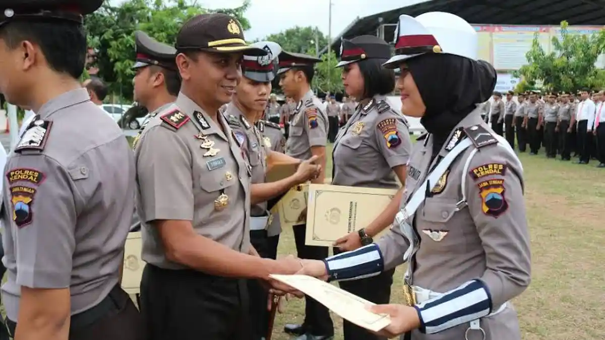 Berprestasi, 20 Personel Polres Kendal Terima Penghargaan dari Kapolres