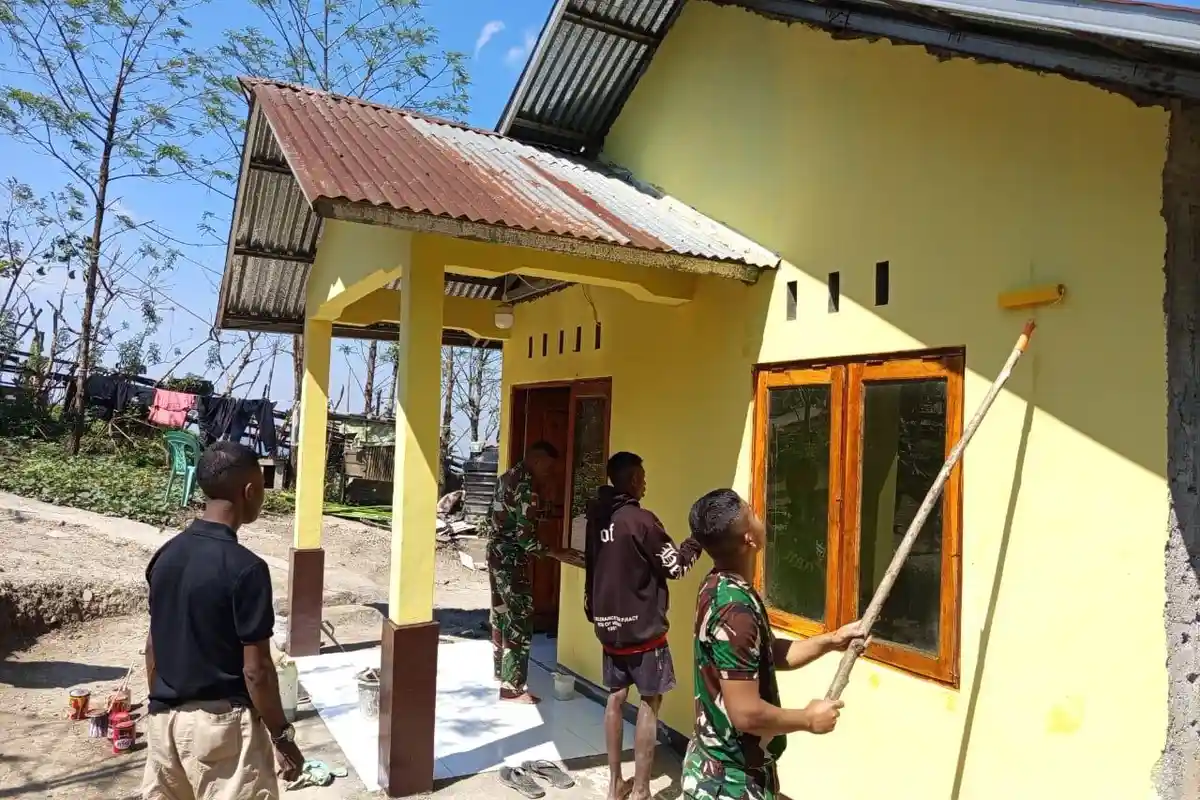 Satgas Yonif 741/GN Pos Lakmars Rehab Rumah Warga di Perbatasan RI-RDTL