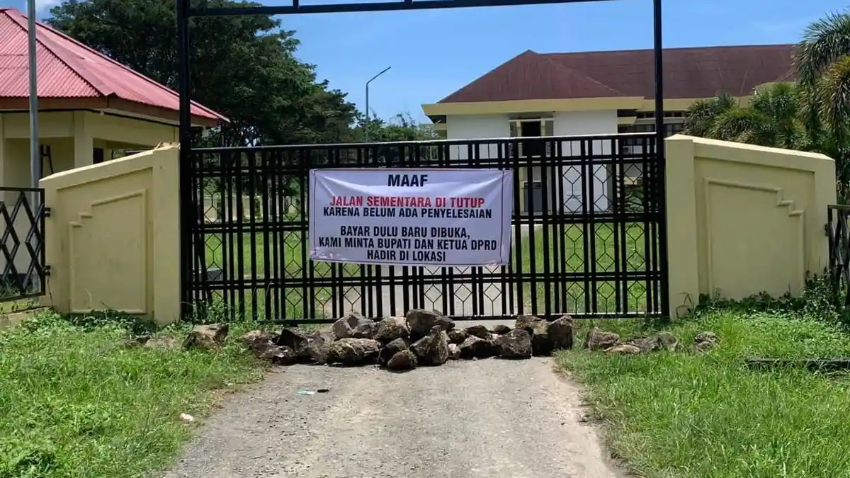 Kantor DPRD Halmahera Selatan Kembali Dipalang, Kali Ini Menggunakan Batu