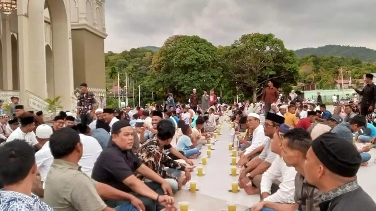Ramadhan di Masjid Agung Baitul Ghafur Abdya, Pelintas Bisa Nikmati Gratis Makanan Berbuka