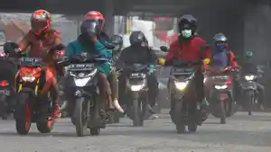 pengendara-motor-melintas-jalan-berdebu-proyek-kereta-cepat_20200627_124035.jpg