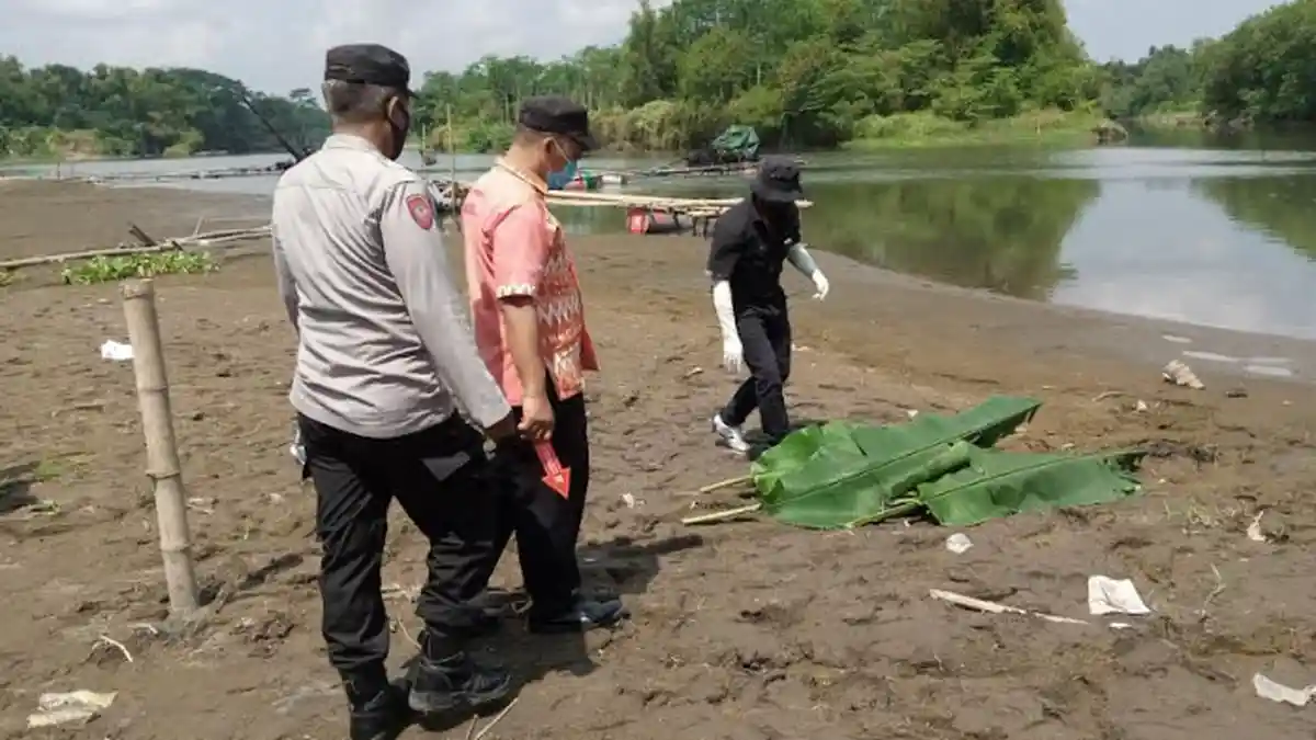 Geger Jenazah Perempuan Tersangkut Bambu di Sungai Brantas Tulungagung, Warga: Hidung keluar Darah