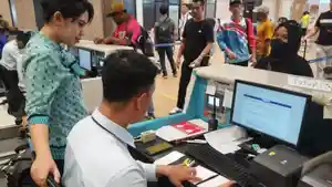Aktivitas-di-ruang-check-in-Bandara-Sentani-Kamis-942026.jpg