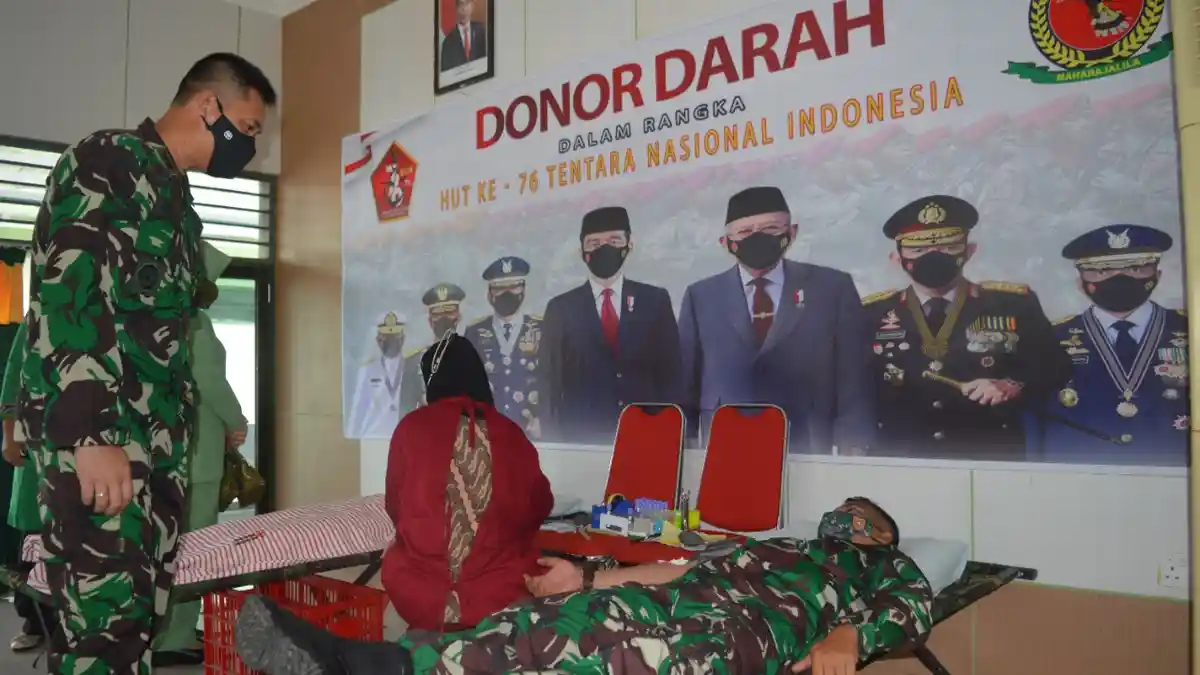 Ikut Donor Darah Bantu PMI, Wujud Baksos Prajurit Momen Sambut HUT ke-76 TNI