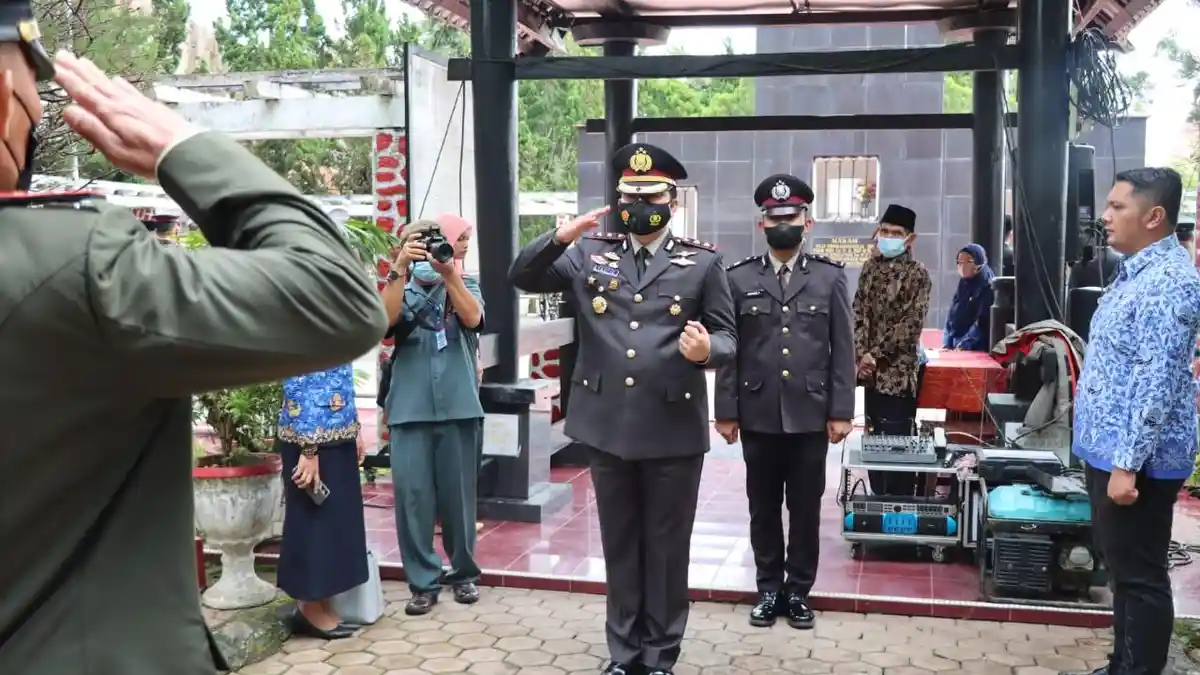 Peringatan Hari Pahlawan, Kapolres Toba Tak Hanya Lakukan Upacara Semata