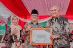 Wabup-Pasuruan-Shobih-Asrori-saat-mewakili-Bupati-Pasuruan-menerima-penghargaan.jpg