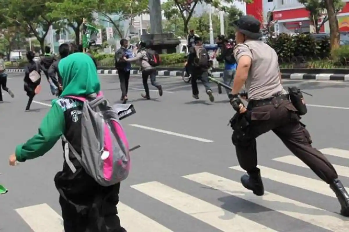 Demo Mahasiswa di Kantor Gubernur Jateng Berakhir Ricuh