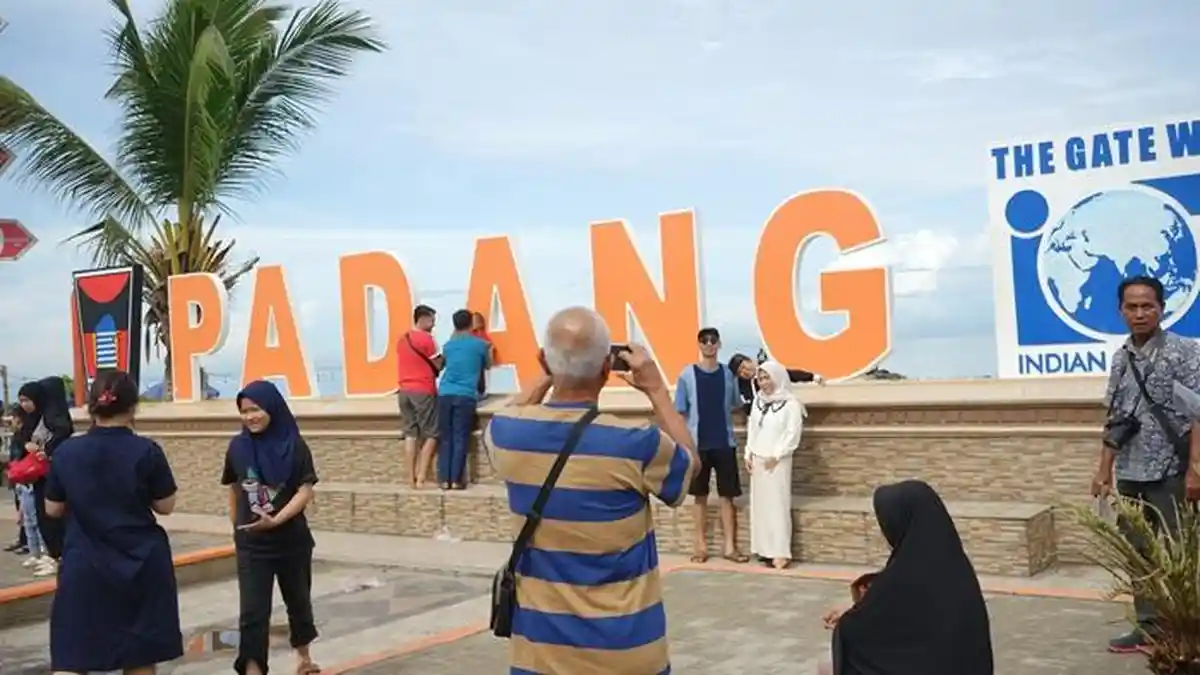 FOTO: Suasana Hari Kedua Libur Pasca Lebaran, Ribuan Wisatawan Padati Pantai Padang - Ribuan-wisatawan-meikik.jpg