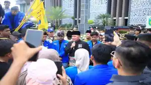 Gubernur-Sumatera-Selatan-Sumsel-Dr-H-Herman-Deru-menemui-massa-Pengurus-Koordinator-Cabang.jpg