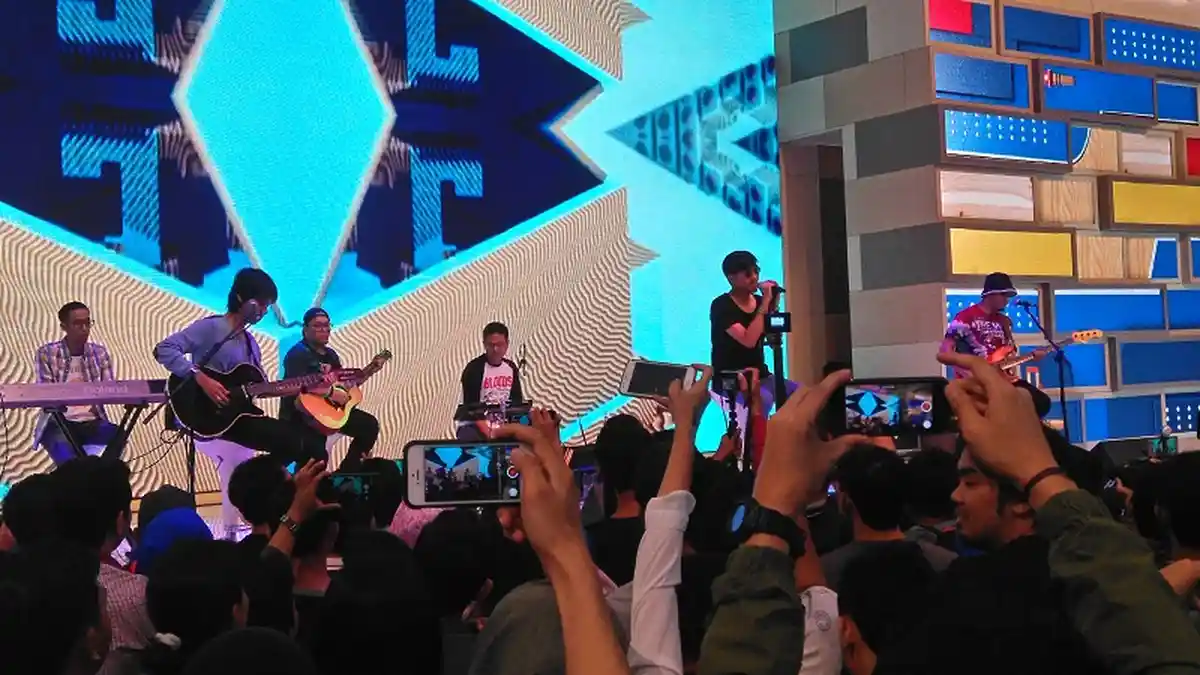 Beginilah Jika Ribuan Pengunjung GIIAS 2016 Terjebak Romantisme Bareng Sheila On 7 di Booth Daihatsu