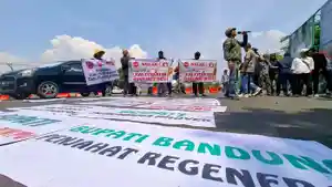 Puluhan-warga-Kabupaten-Bandung-menggelar-aksi-unjuk-rasa-di-depan-gerbang.jpg