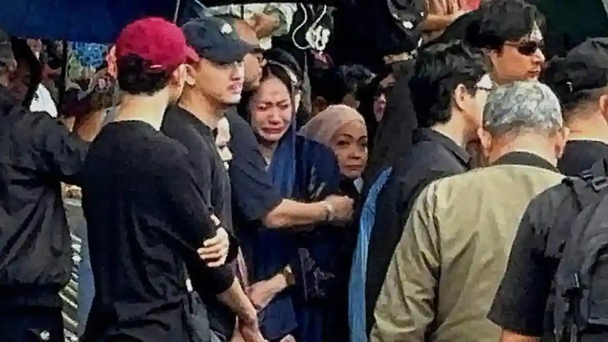 Tak Kuasa Menahan Air Mata, Tangis BCL Pecah di Pemakaman Vidi Aldiano