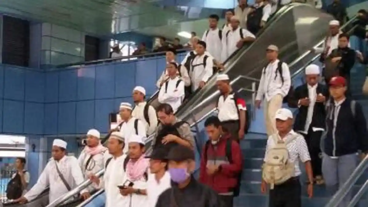 Massa Aksi Damai 212 Mulai Padati Stasiun Depok