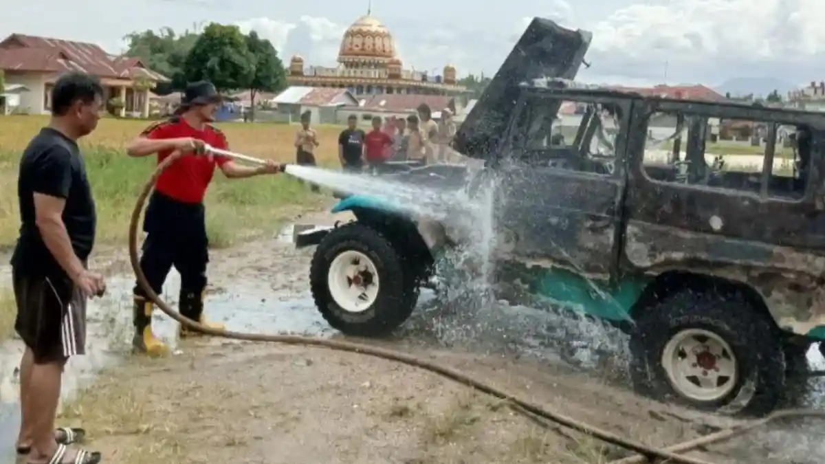 Toyota Hardtop Terbakar di Agam, Kerugian Capai Rp250 Juta