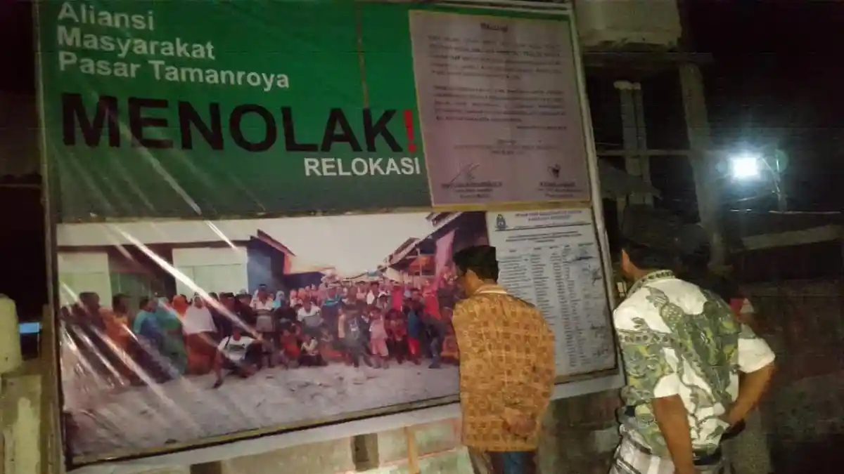 Tolak Relokasi, Pedagang Pasar Tamanroya Jeneponto Pasang Spanduk