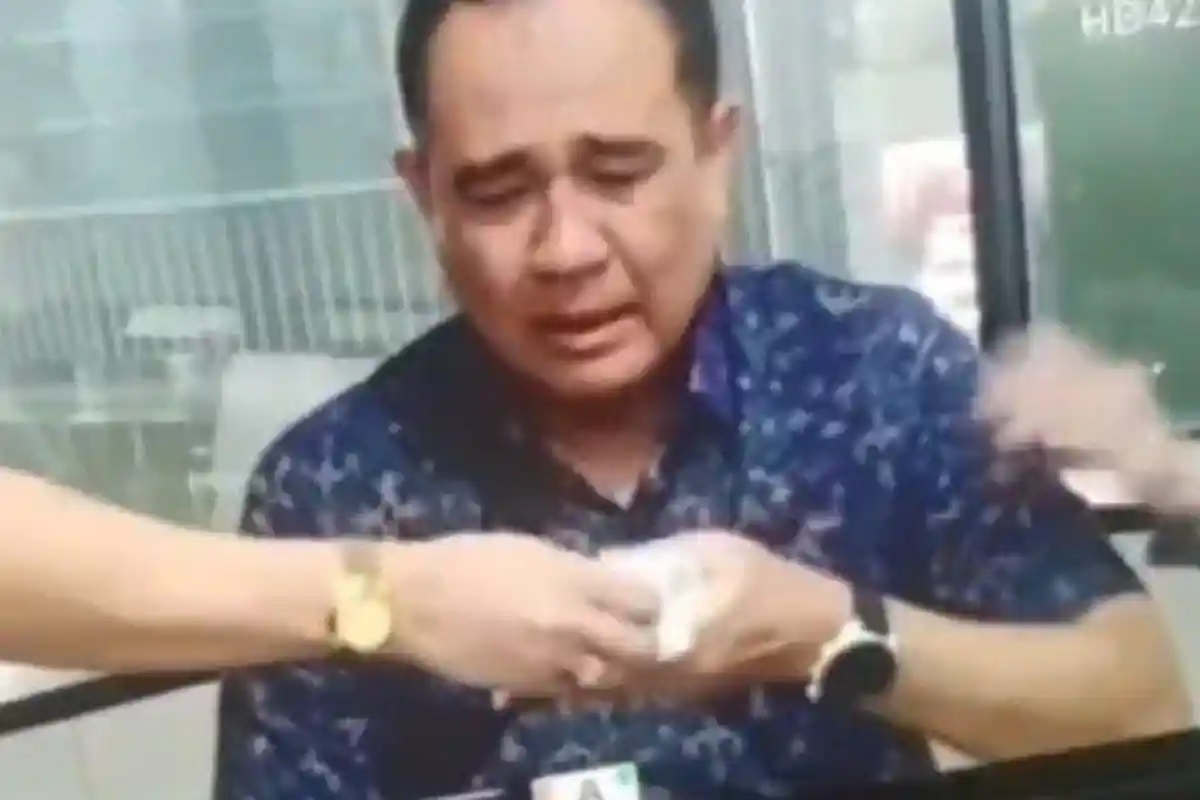 Rafael Alun Umbar Kesedihan Tapi Pakai Jam Tangan Mewah, Akui Makan Diberi Tetangga: Bayar Pakai Apa