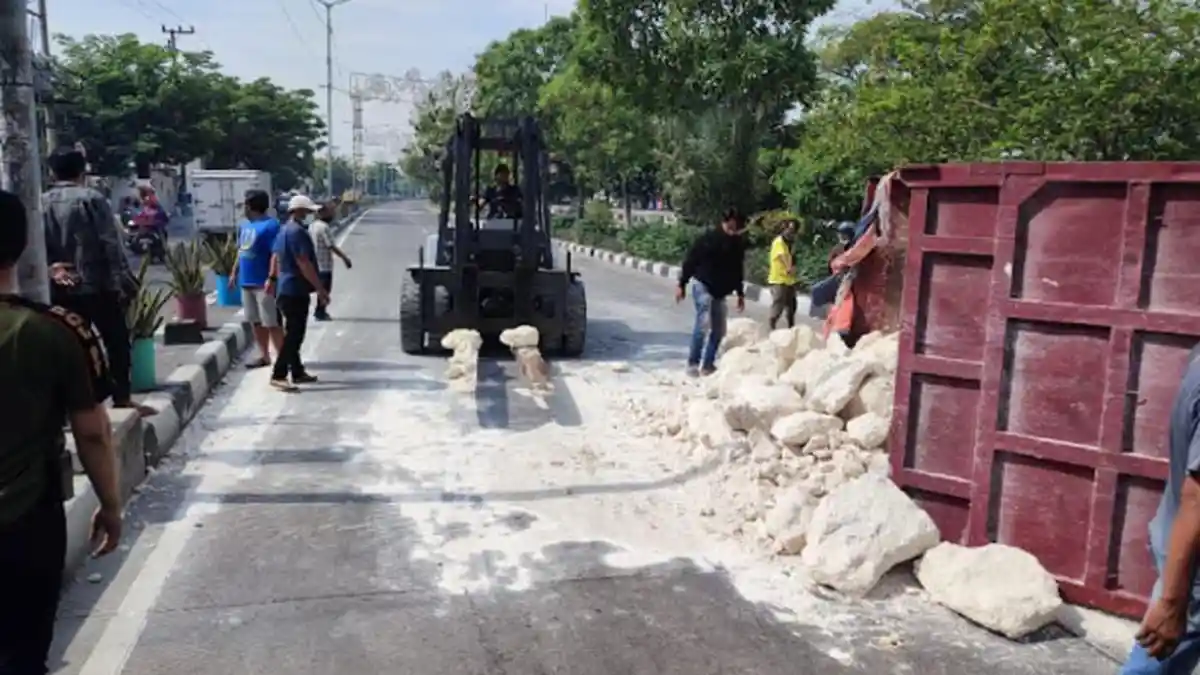 Pecah Ban, Truk Berisi Batu Putih Terguling di Kedung Cowek Kota Surabaya