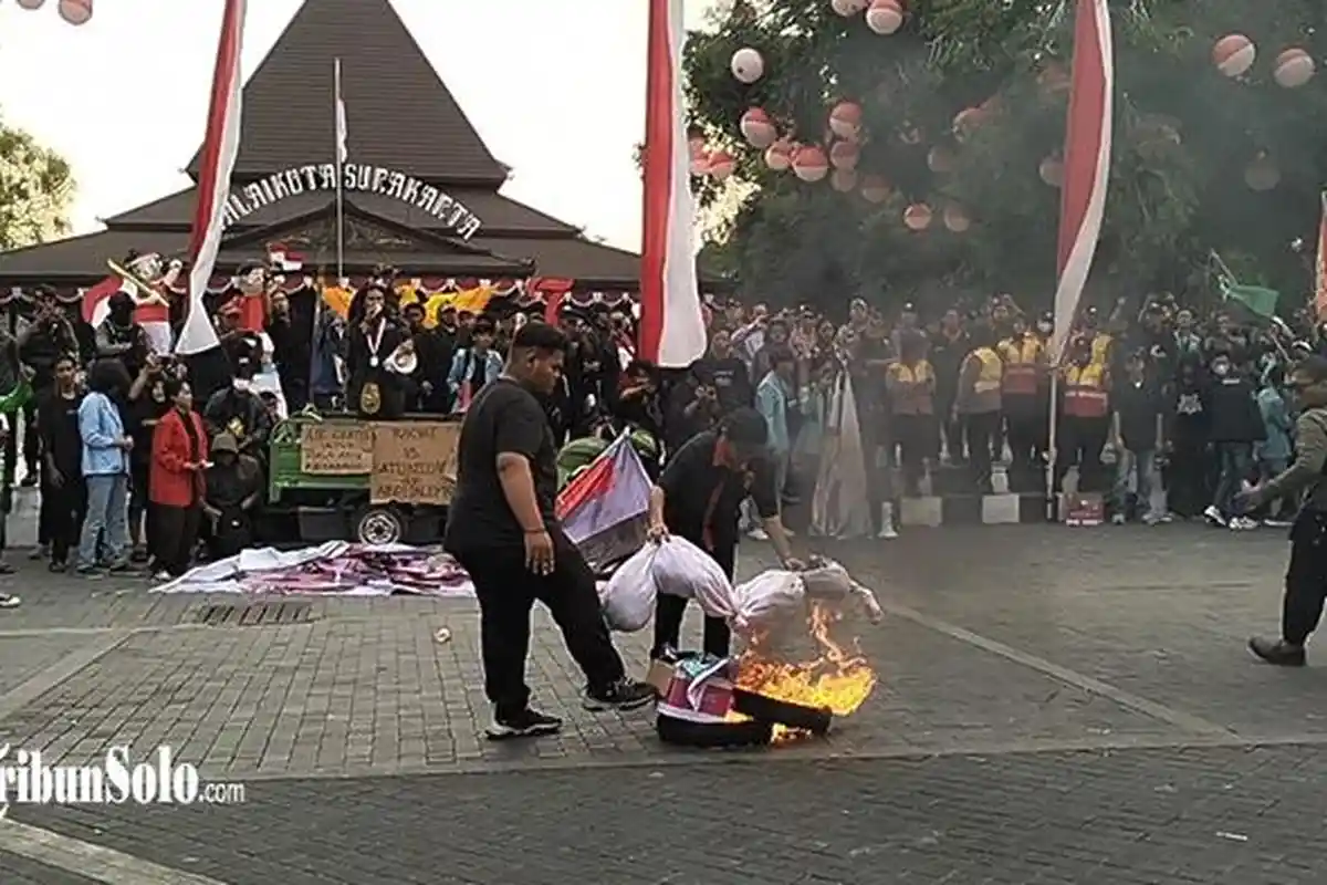 Demo Kawal Putusan MK di Solo Jateng, Massa Bakar Boneka 'Pocong Jokowi', Matinya Demokrasi