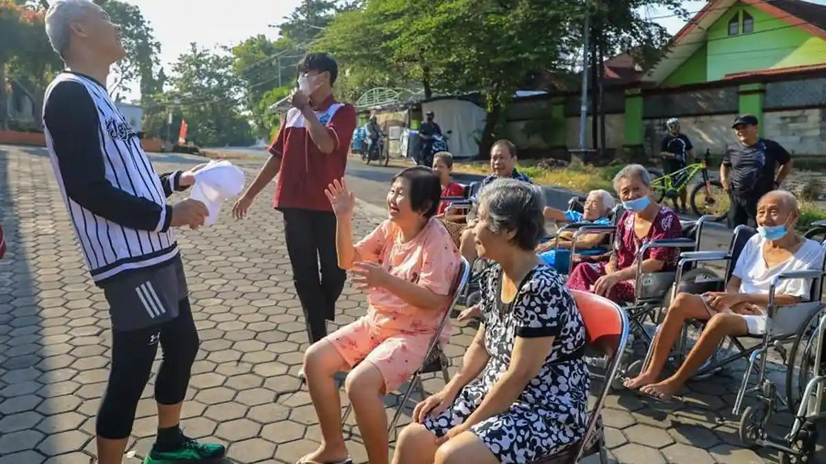 Senangnya Oma Priskilla saat Berjemur Ketemu Ganjar yang Lari Pagi: Pak Jadi Presiden Ya