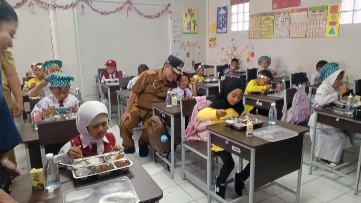 Sekda Jabar Apresiasi Pemkab Sumedang Punya Dapur Satelit untuk Program Makan Siang Bergizi