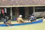 petugas-pantarlih-berperahu-datangi-rumah-warga-korban-banjir-pati.jpg