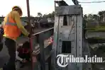 Para-pekerja-memasang-pagar-penutup-di-Jembatan-Ngujang-1-Tulungagung.jpg