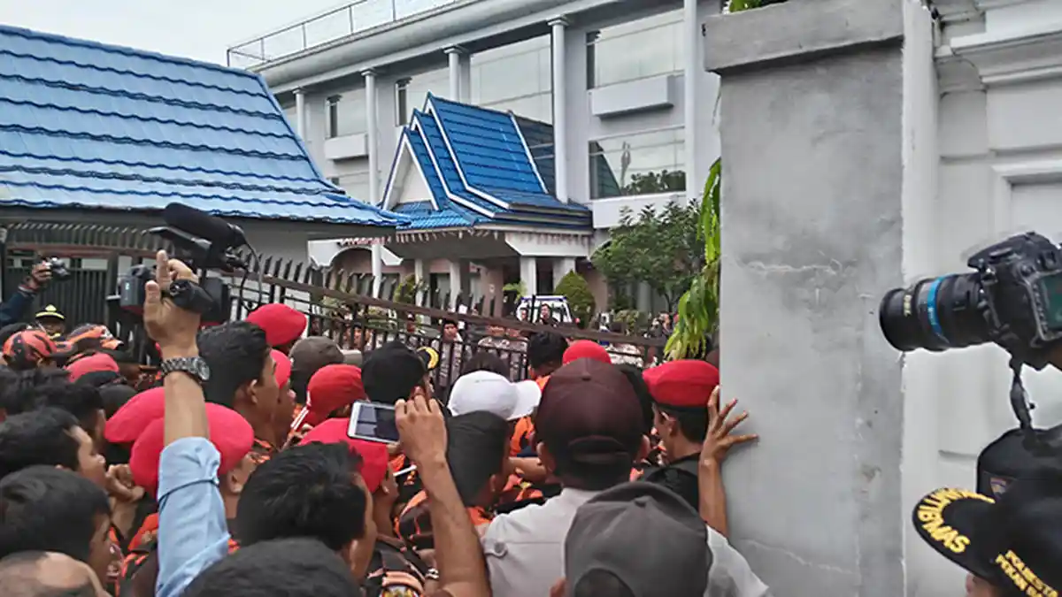 Massa Pemuda Pancasila Beraksi, Pagar Gedung Konsulat Malaysia di Pekanbaru pun Roboh