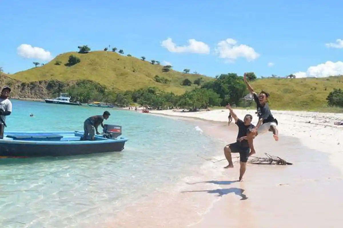 Wisata NTT, Nikmati Pesona Pink Beach yang Romantis Saat Liburan ke Labuan Bajo Flores