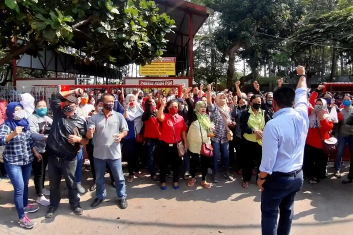 Status Karyawan Tak Jelas dan THR Belum Dibayarkan, Buruh PT Golden Flower Ungaran Demo