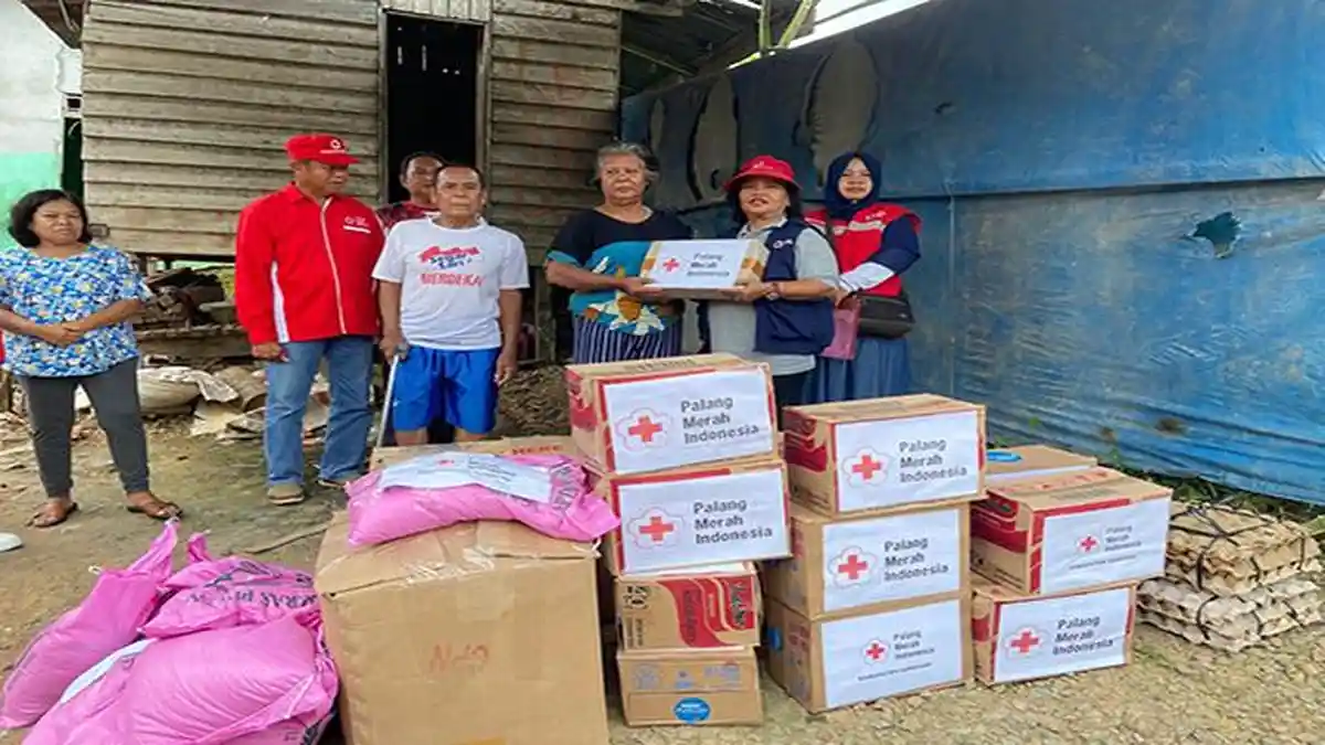 Serahkan Bantuan Kepada Warga Terdampak Kebakaran, Ketua PMI Sanggau: Semoga Bermanfaat