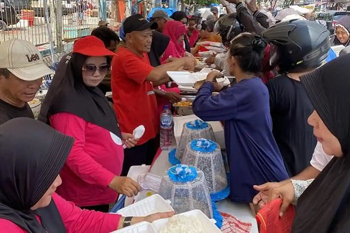 Kampanyekan Siska-Sudirman, Srikandi Bagi 2000 Makan Gratis di TPI Sodohoa Kendari Sulawesi Tenggara