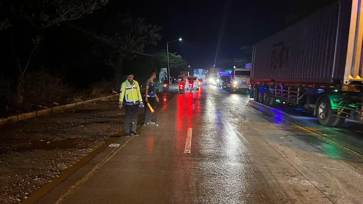 Kecelakaan Beruntun di Gresik, Toyota Innova Salip Truk Trailer dari Kiri Jalan, 3 Orang Terluka