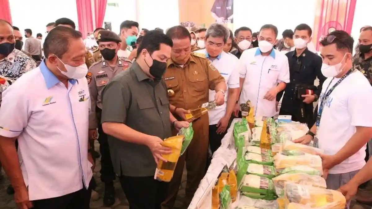 Foto Menteri BUMN Erick Thohir Tinjau Operasi Pasar Murah PTPN VII