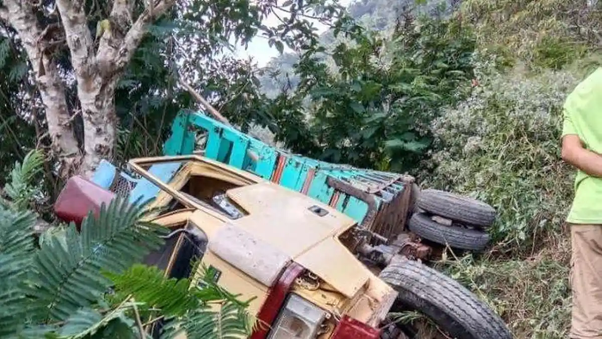 Kecelakaan Maut Tadi, Satu Orang Tewas dan 5 Korban Luka Seusai Truk Terguling
