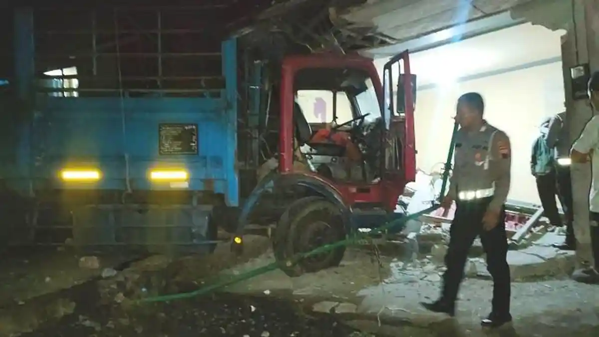 Truk Tronton Tabrak Rumah Warga di Tepi Jalan Parakan Kertek Wonosobo, Oleng setelah Pecah Ban